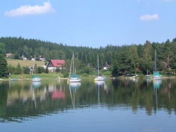 Blick vom See auf Lojzovy Paseky